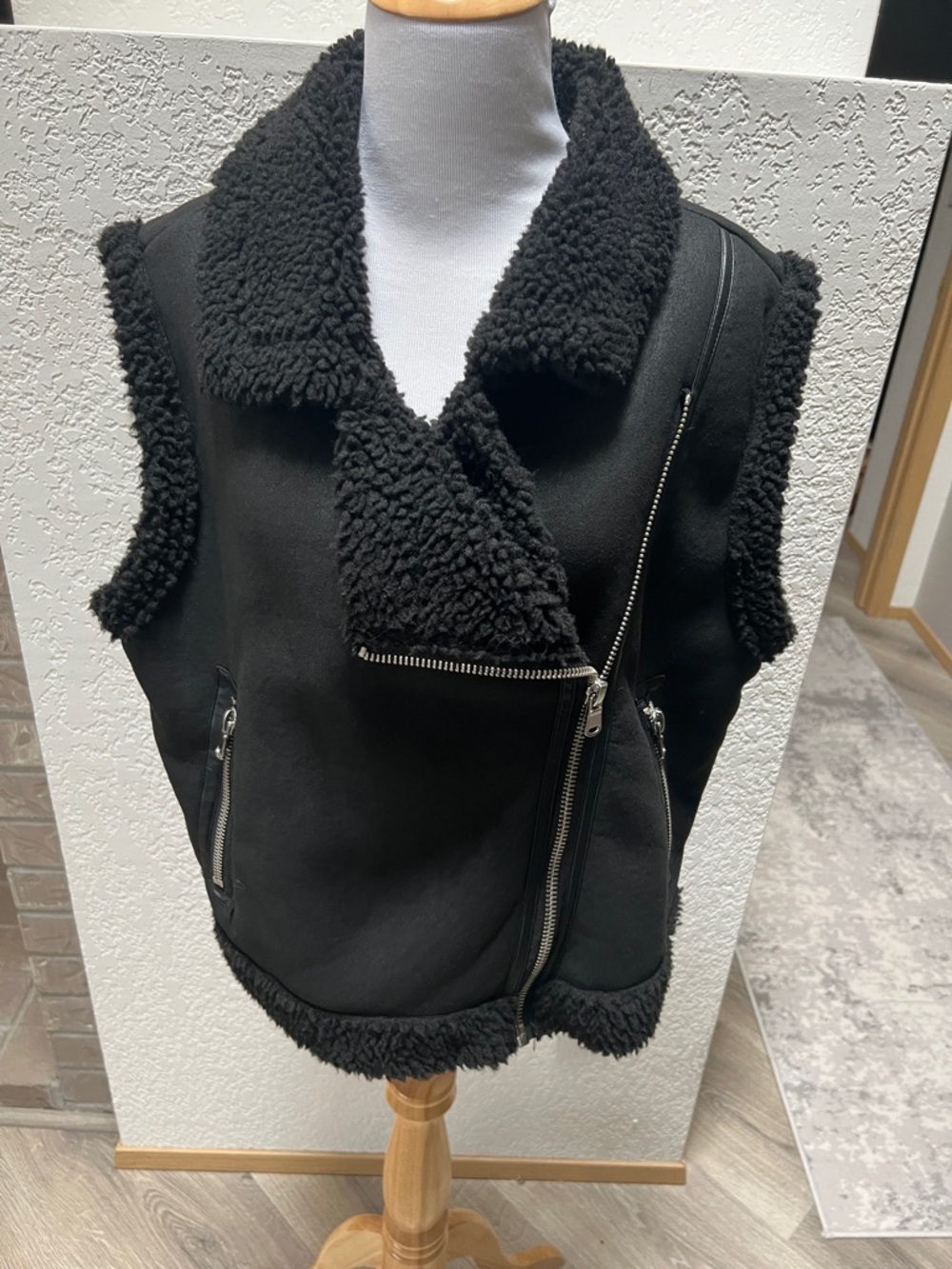 Madden Girl Black Shearling Vest Size Large Moto Zip Sleeveless Faux Fur